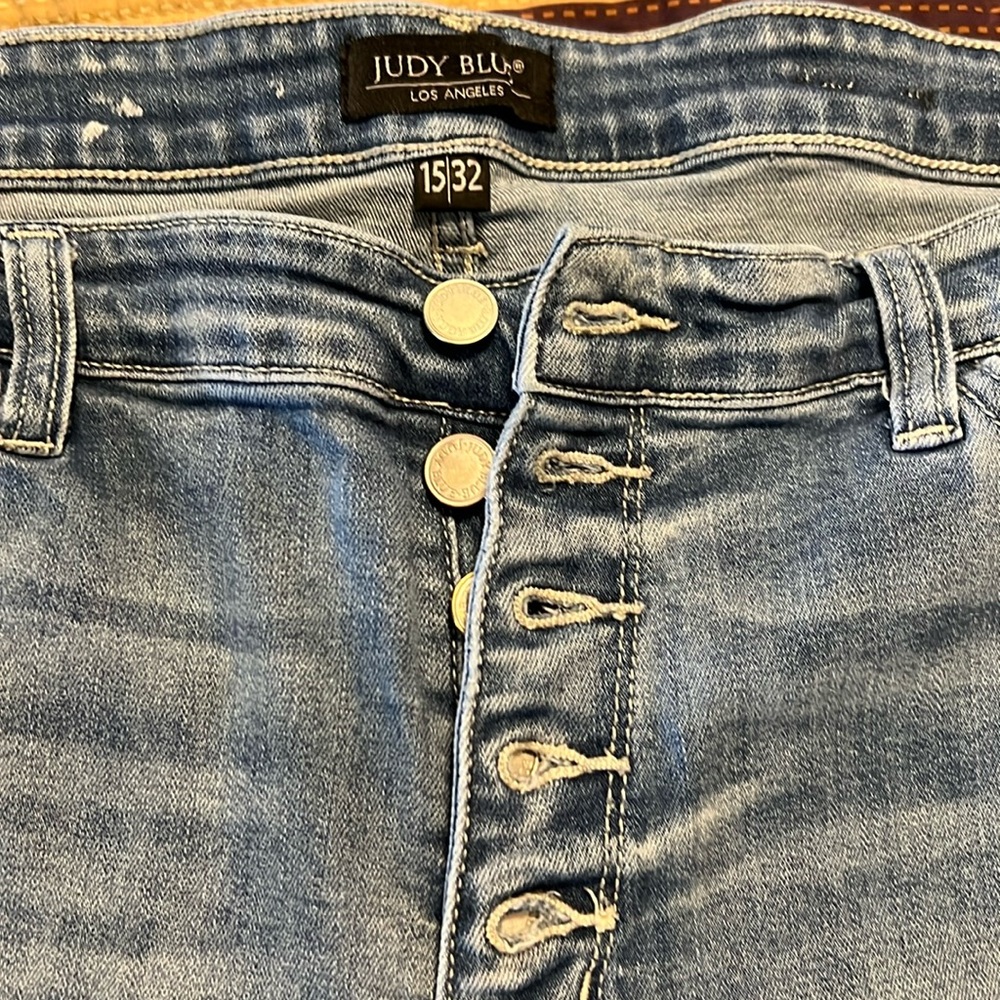 Judy Blue button fly distressed jeans. 15/32